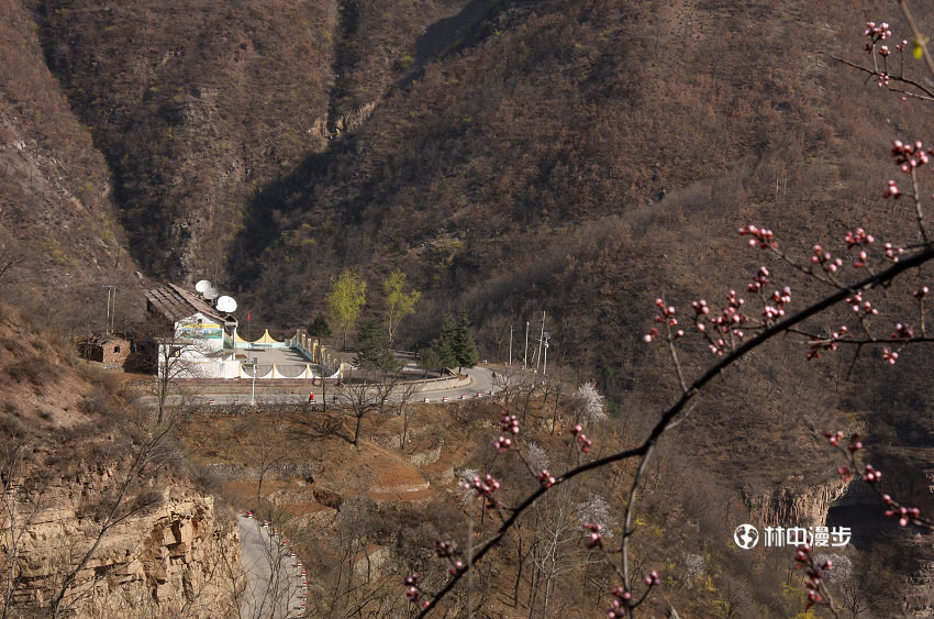 太行大峡谷悬崖农田.jpg