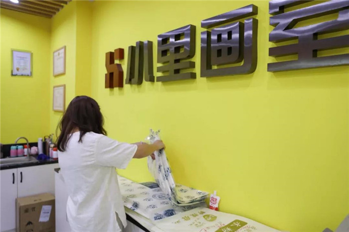 06监考老师取试卷 (1).jpg 06监考老师取试卷 (1).jpg