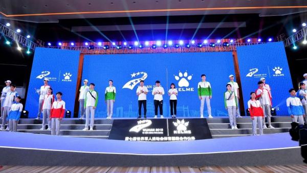 北服师生团队设计完成的武汉军运会赛会制服惊艳亮相 北服师生团队设计完成的武汉军运会赛会制服惊艳亮相
