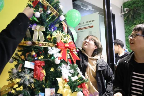 小里画室平安夜与生日会_039.jpeg